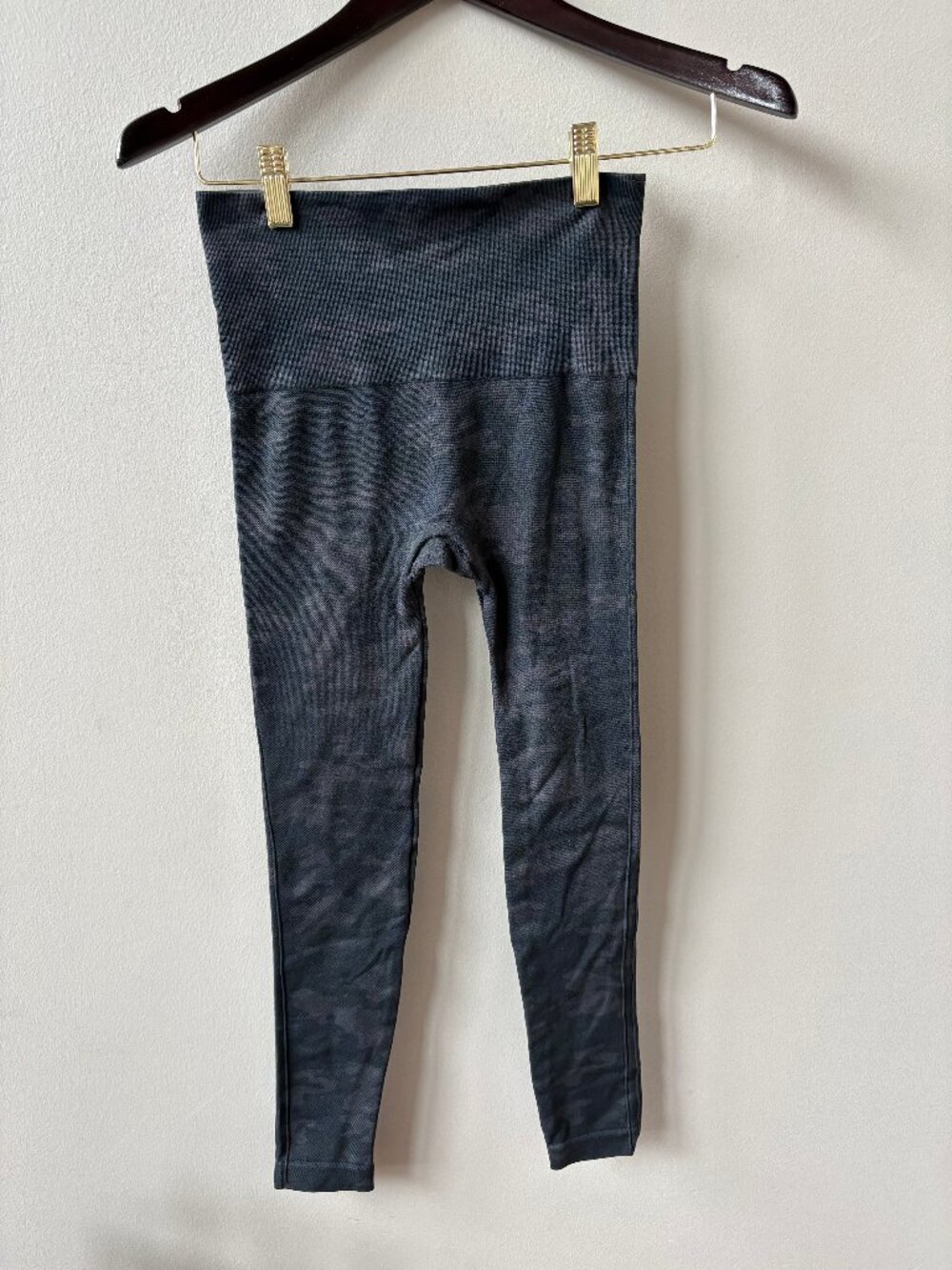SPANX Look At Me Now Seamless Leggings in Black Camo, Size small